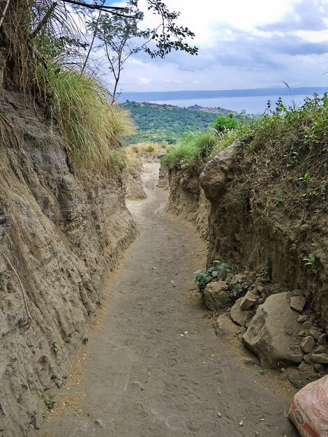 El camino al volcán Taal en Filipinas