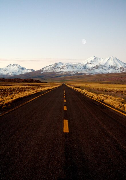 Foto camino altiplano al atardecer en la reserva nacional de los flamencos en la región de antofagasta