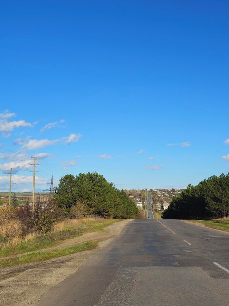 Un camino con árboles en el lado