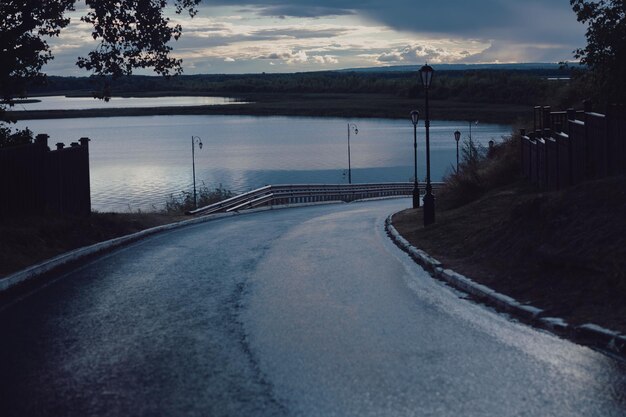 Foto el camino de asfalto gira hacia el río.