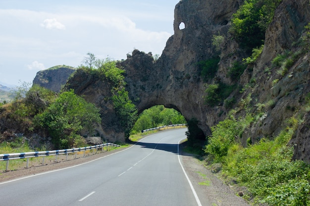 Camino atravesando las rocas