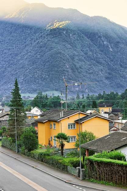 Camino en Aurigeno en Ticino, Suiza en verano.