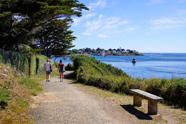 Camino y banco de playa de arena en Arzon costa oeste océano atlántico vannes bretaña francesa en Francia