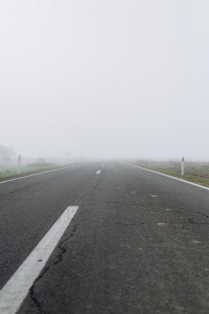 camino, camino, camino de montaña en la niebla, viaje por carretera