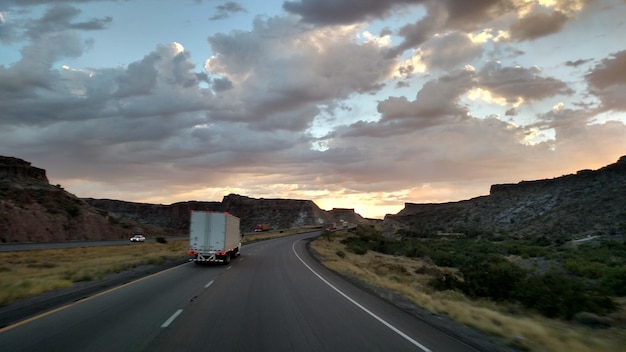 Foto camino de campo al atardecer