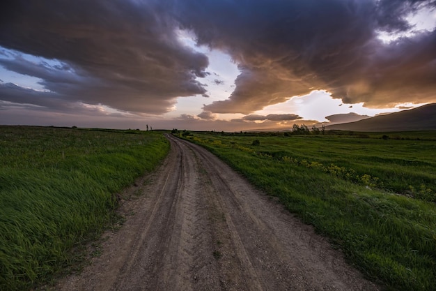 Camino en campo al atardecer