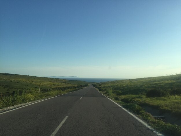 Camino de campo a lo largo del paisaje