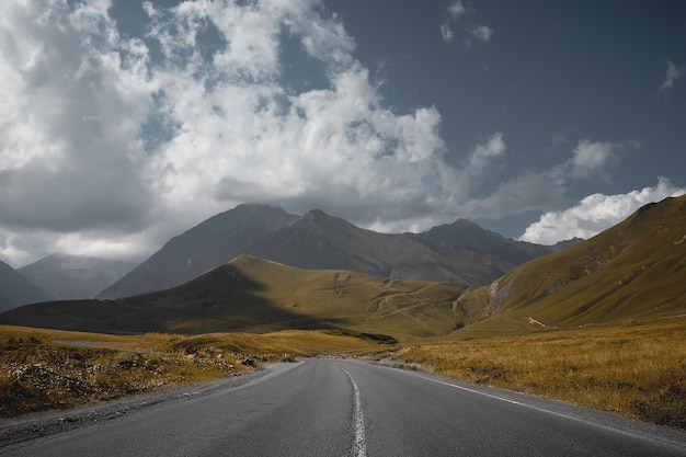 Foto camino de campo en las montañas