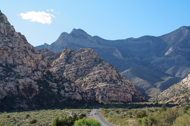 Camino de campo que conduce a las montañas
