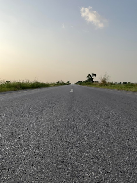 Foto camino entre los campos con el cielo