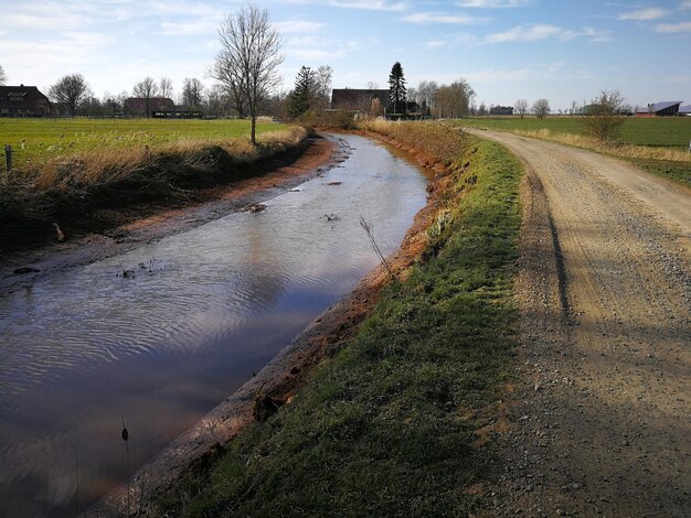 Camino por el canal contra el cielo