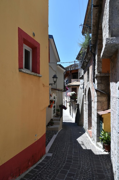 Un camino característico de Letino, una ciudad medieval en las montañas de Campania Italia
