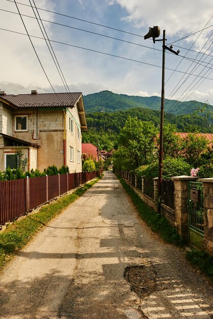 Foto camino entre casas contra el cielo