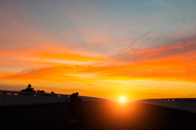 Camino y el cielo del atardecer