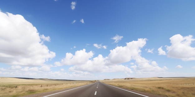 Un camino con un cielo azul y nubes