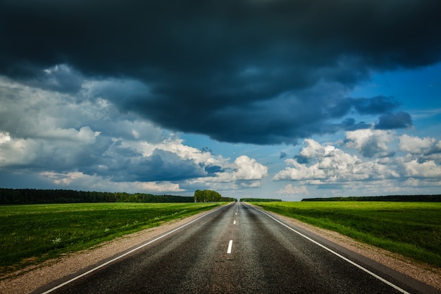 Camino y cielo tormentoso