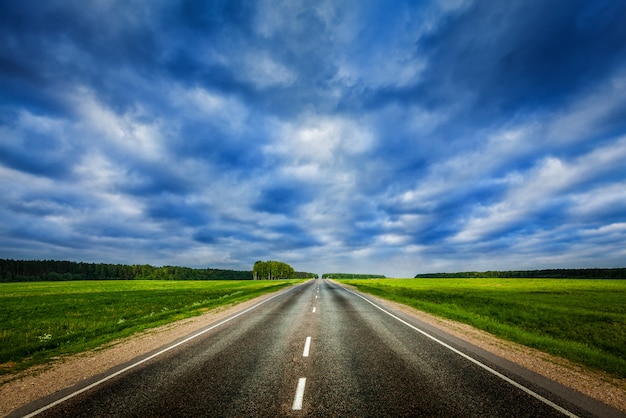 Camino y cielo tormentoso