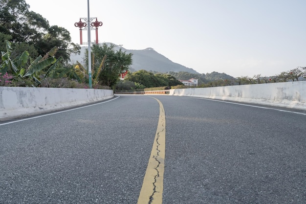 Un camino de la ciudad en el frente conduce a la distancia