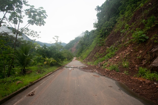 Camino de la ciudad de Tarapoto a la ciudad de Chazuta en la selva peruana Mal camino debido a la lluvia