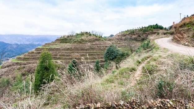 Camino en colinas colgantes en el país de Dazhai