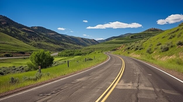 un camino conduce a un valle con un cartel que dice camino.