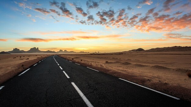 Camino contra el cielo al atardecer