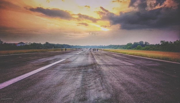 Camino contra el cielo durante la puesta de sol