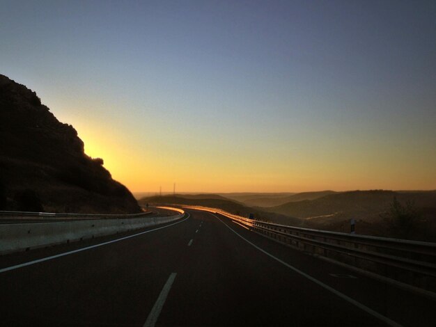 Camino contra el cielo durante la puesta de sol