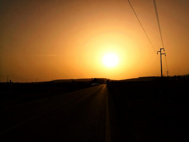 Foto camino contra el cielo durante la puesta de sol