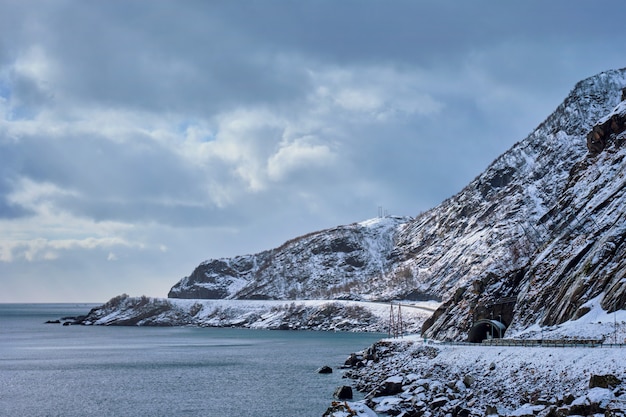 Camino en la costa de un mar en Noruega en invierno