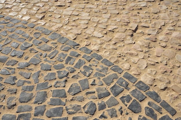 Un camino cubierto con baldosas de granito como fondo