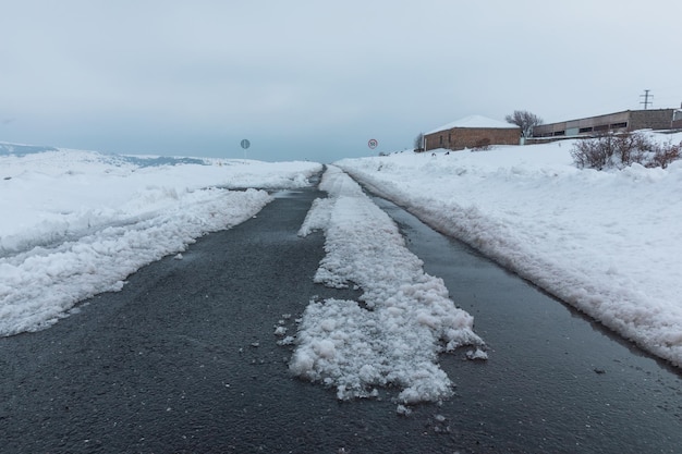 Camino cubierto de nieve y hielo