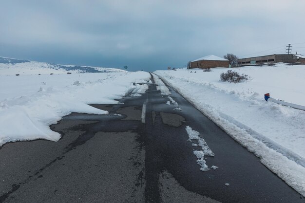 Camino cubierto de nieve y hielo