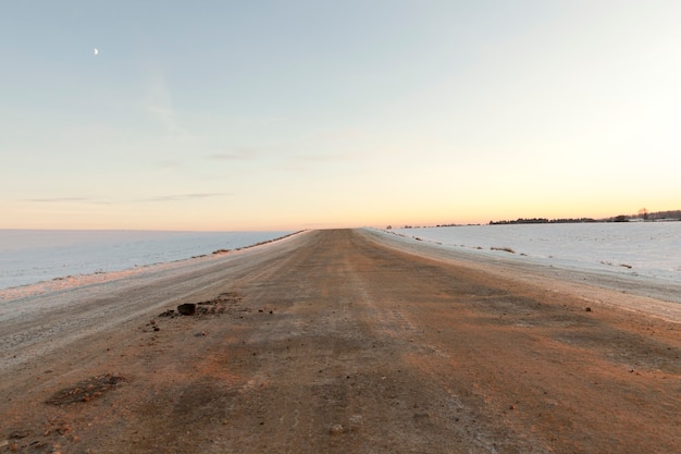 camino cubierto de nieve