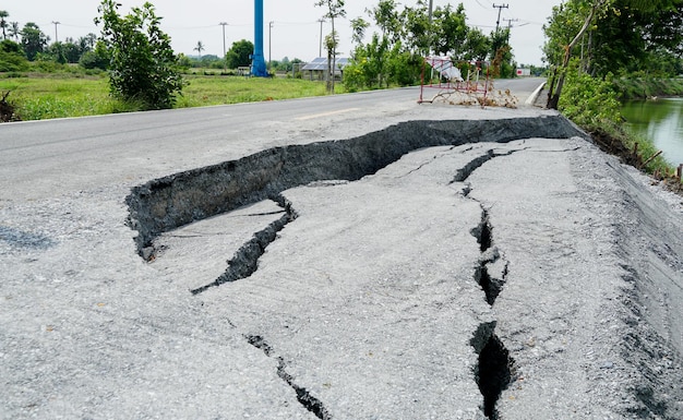 camino dañado El camino se derrumbó con una gran grieta el camino de la autopista resultó dañado el camino asfaltado