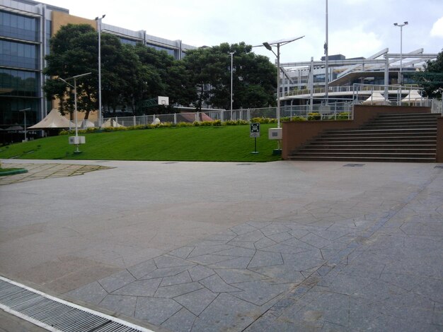 Camino delante de los edificios de oficinas