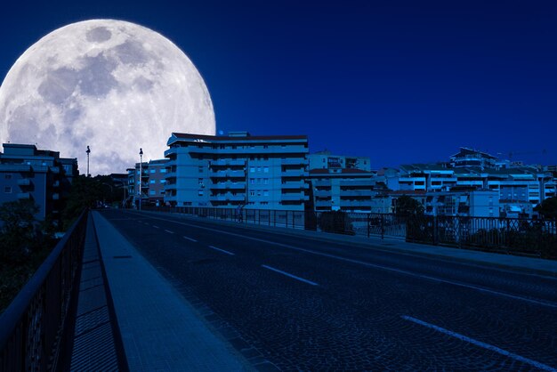 Camino del desierto en la ciudad por la noche