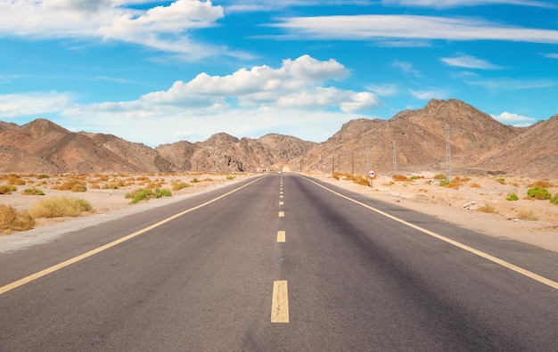 Foto camino en el desierto egipcio