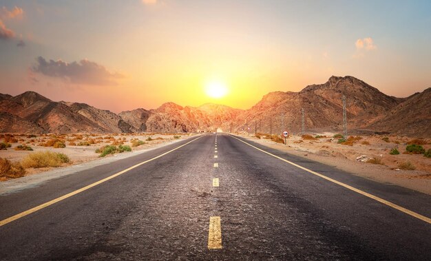 Foto camino en el desierto de egipto al atardecer
