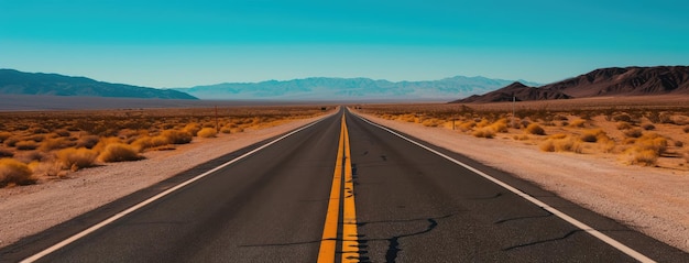 El camino del desierto se extiende hasta las montañas lejanas