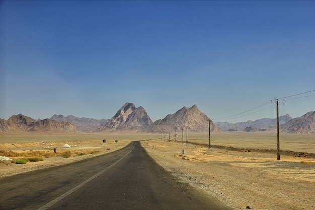 Camino en el desierto de Irán