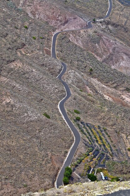 Camino en el desierto de una montaña