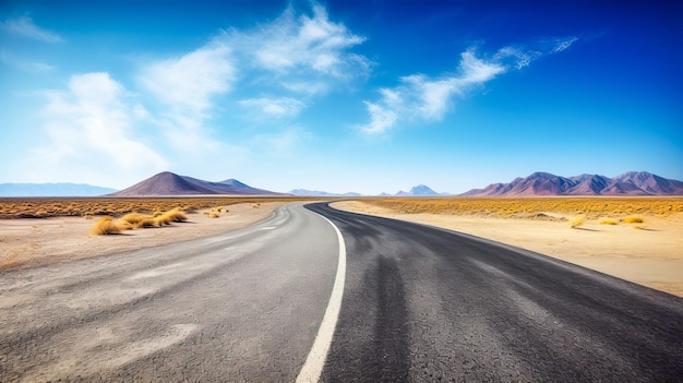 Un camino en el desierto con montañas al fondo