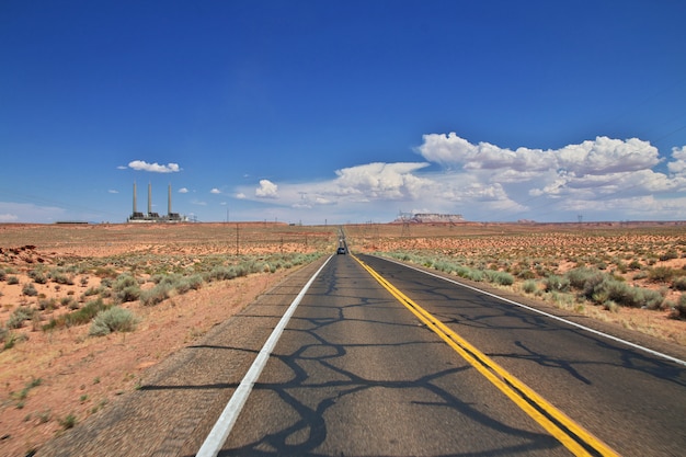 Camino en el desierto de Nevada