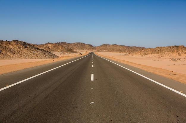 Camino en el desierto del sahara de Egipto