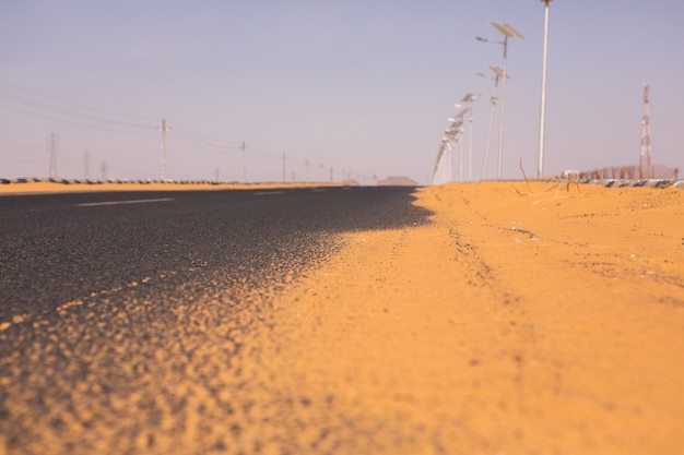 Camino en el desierto del sahara de Egipto