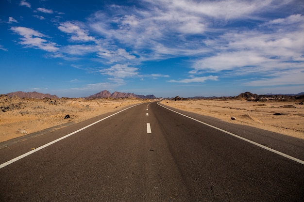 Camino en el desierto del sahara de Egipto