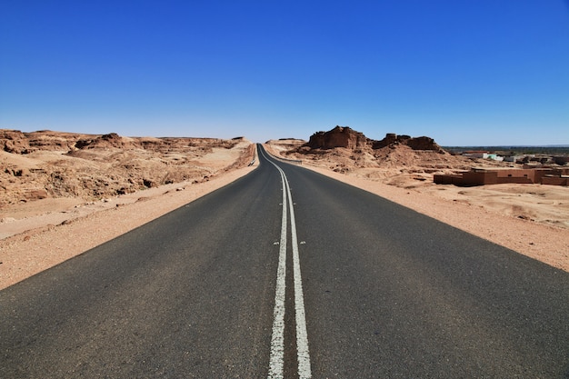 Camino en el desierto del Sahara, África