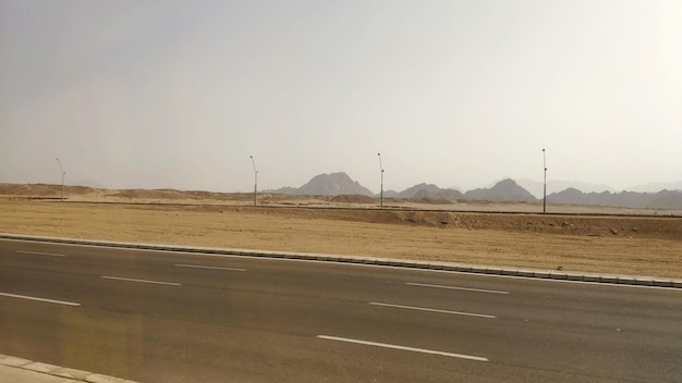 Camino en el desierto de Sinaí Sharm el Sheikh en Egipto