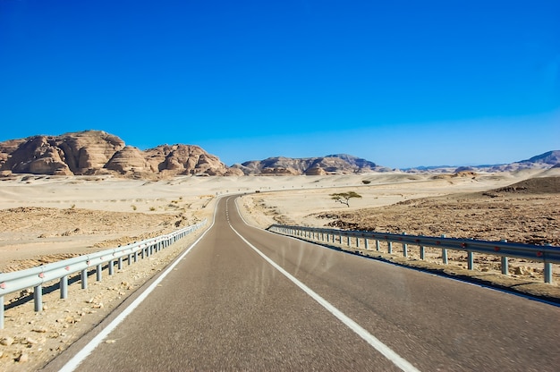 Un camino desierto vacío en África.